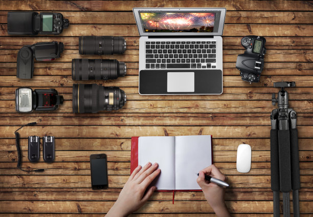 木制表面与笔记本电脑和摄影设备图片下载