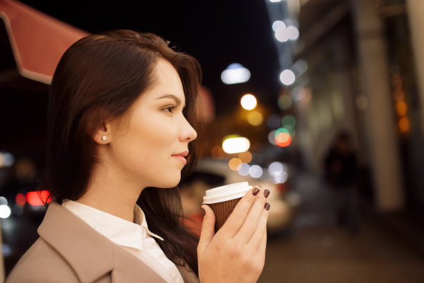 在夜城里享受香咖啡的女人图片下载