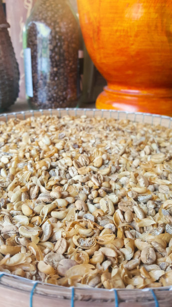 带皮的生咖啡豆放在篮子里图片下载