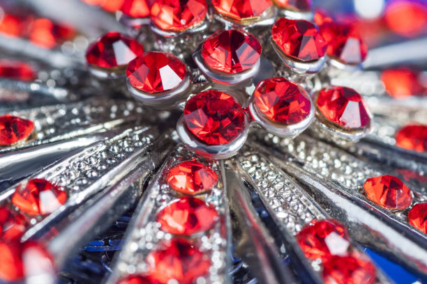 带有红色宝石的银色胸针图片下载