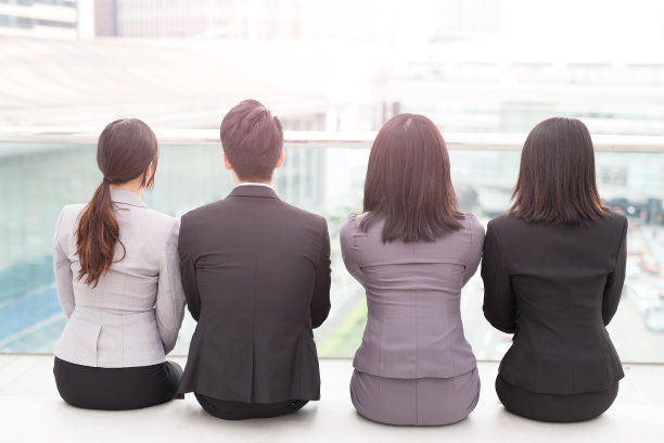 商人靠你坐图片下载