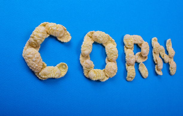 蓝色背景上的玉米片字图片下载