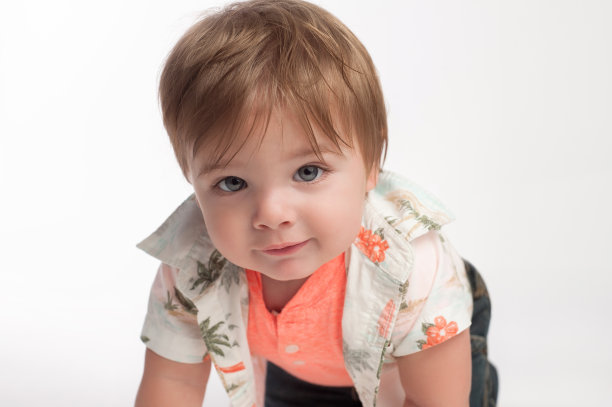 小男孩看着相机图片下载