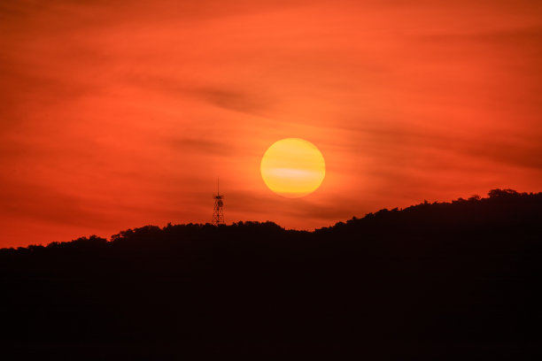 山上美丽的大日落。图片下载