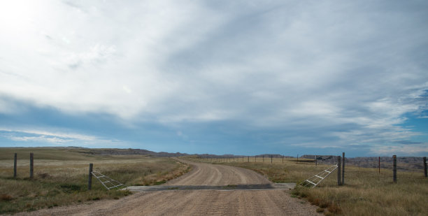南达科塔草原上的砾石路图片下载