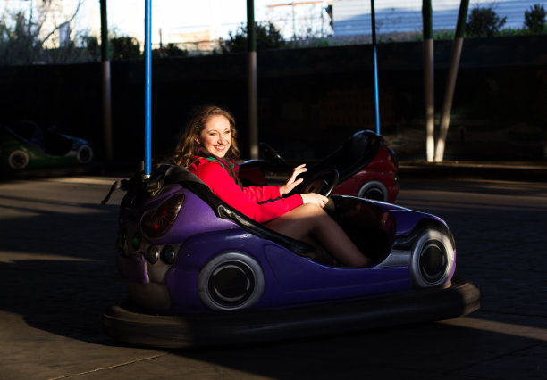 十几岁的女孩在电动碰碰车里图片下载