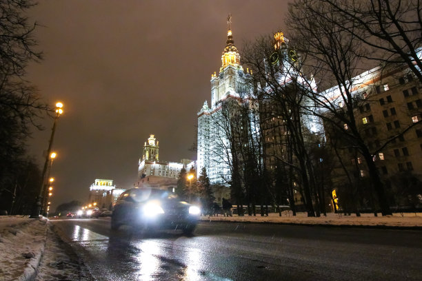 雨夜莫斯科国立罗蒙诺索夫大学校园图片下载