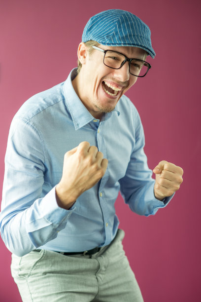 兴奋的商人在眼镜欢呼成功图片下载