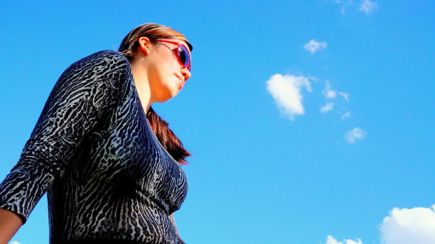 蓝天下的女人图片下载