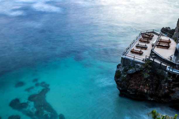 热带海滩与木制太阳躺椅图片下载