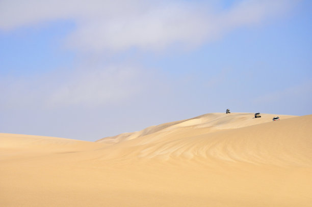 驾车穿越沙丘图片下载