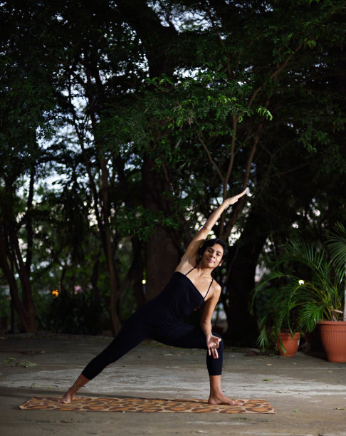 花园瑜伽姿势图片下载