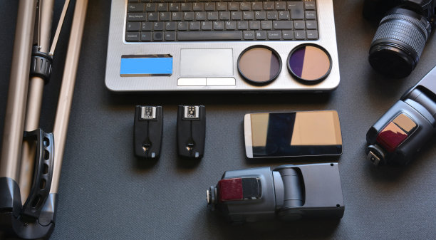 配有摄影设备的桌面图片下载
