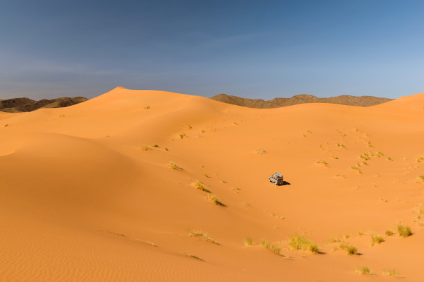 摩洛哥乌吉纳沙漠中的狩猎车图片下载