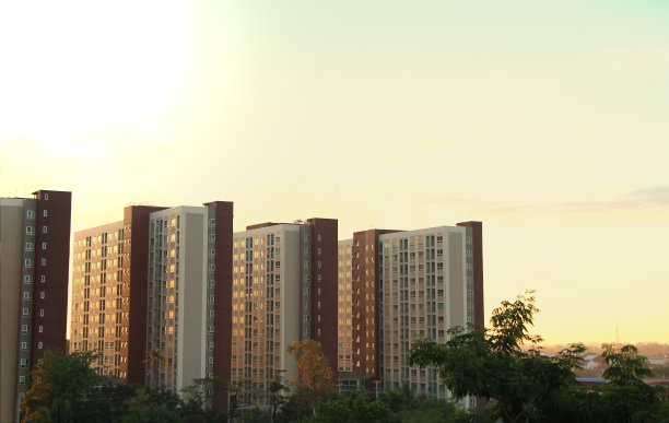 公寓或公寓大楼在早上日出的时候。图片下载