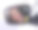 坐在车里的女人，看着镜子，涂着口红图片下载