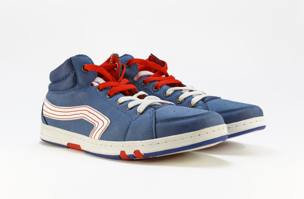 白色背景上有红色鞋带的运动鞋图片下载