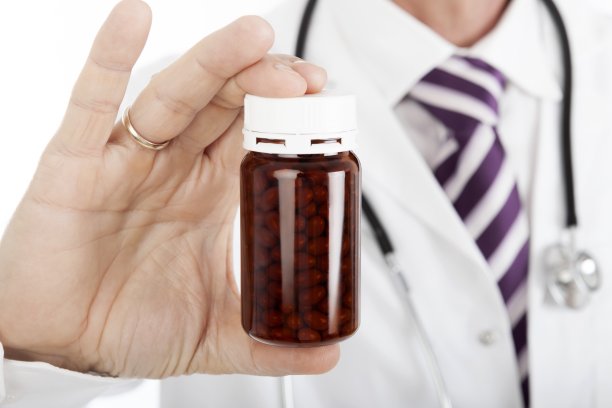药剂师或医生拿着一瓶药片图片下载