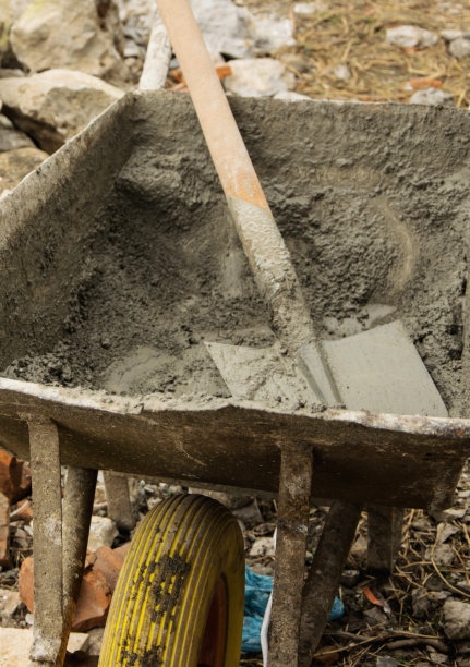 推着水泥和铁铲的小推车，在院子里干活图片下载