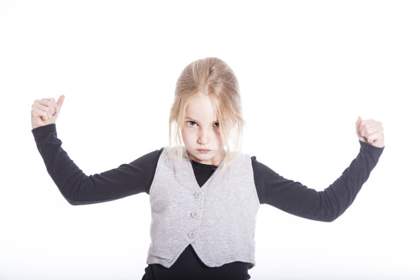 年轻的金发女孩在工作室有自信的态度图片下载