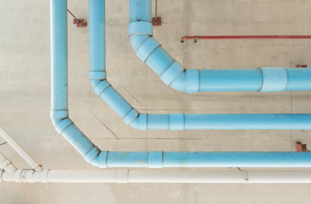 悬挂在建筑物水泥天花板上的水管图片下载