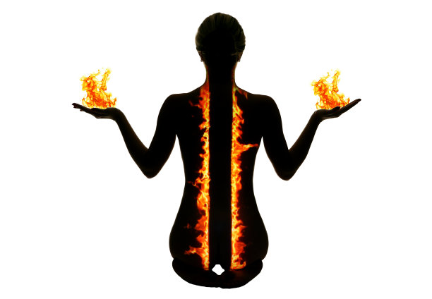 一个白人妇女在剪影工作室练习瑜伽冥想图片下载