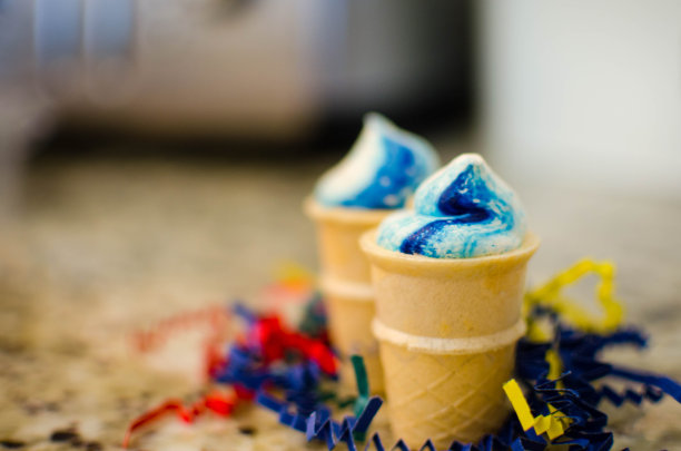 柜台上有蓝白相间的蛋卷冰淇淋图片下载