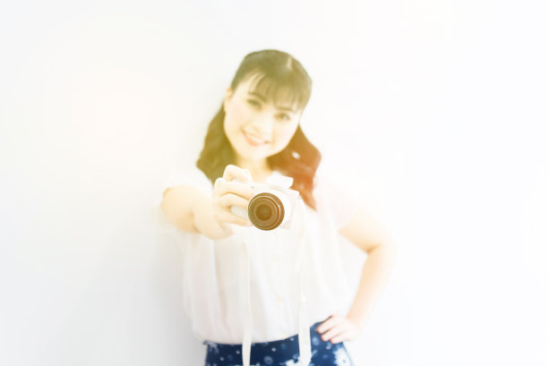 拿着相机拍照的女人图片下载