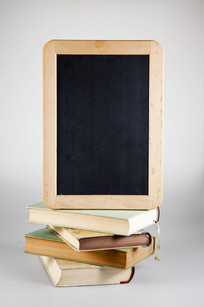 堆着学校黑板的书图片下载