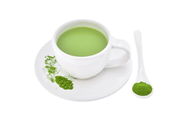 白色背景上的抹茶拿铁图片下载