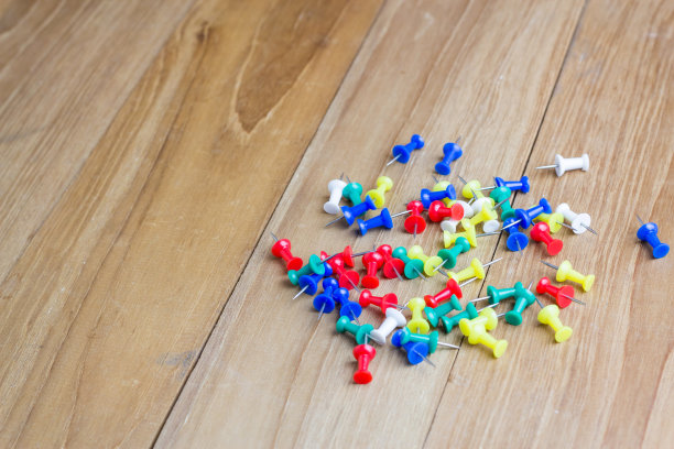 彩色粘纸在木板上图片下载