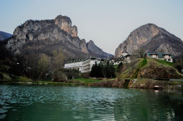 山里的修道院图片下载