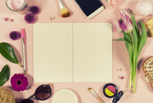 创造性的美丽女性安排鲜花和化妆品图片下载