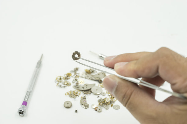 钟表匠从齿轮堆中选择小齿轮使用图片下载