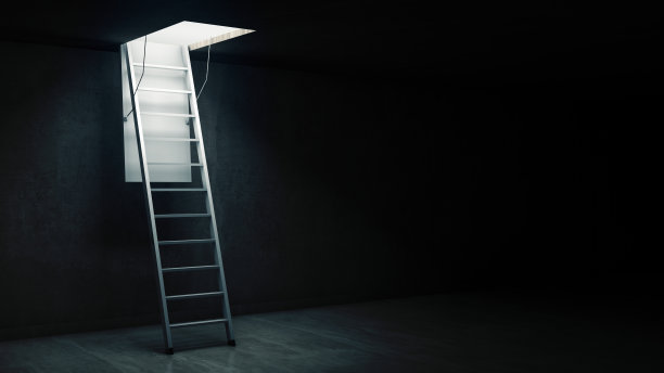 带灯的木制梯子。图片下载