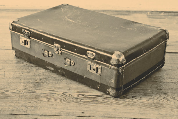 木地板上的旧手提箱，复古的颜色图片下载
