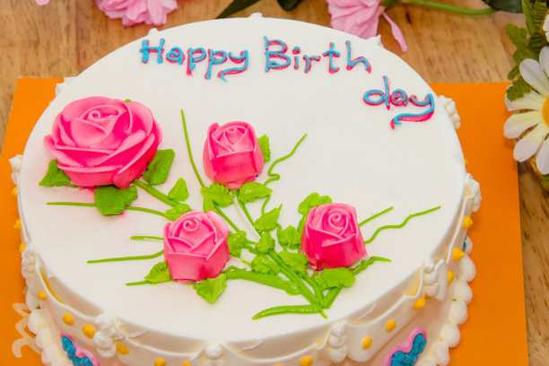 木桌上有奶油蛋糕和玫瑰图片下载