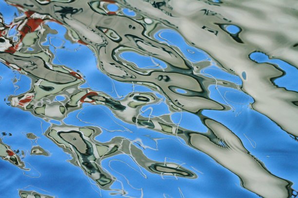 湖中倒影的漩涡池图片下载