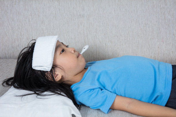 亚洲华人小女孩正在测量发烧的温度图片下载