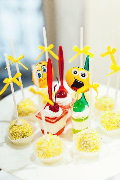 白红色意式奶冻放在盘子里图片下载