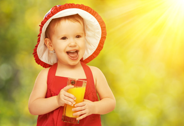 小女孩在夏天喝橙汁图片下载