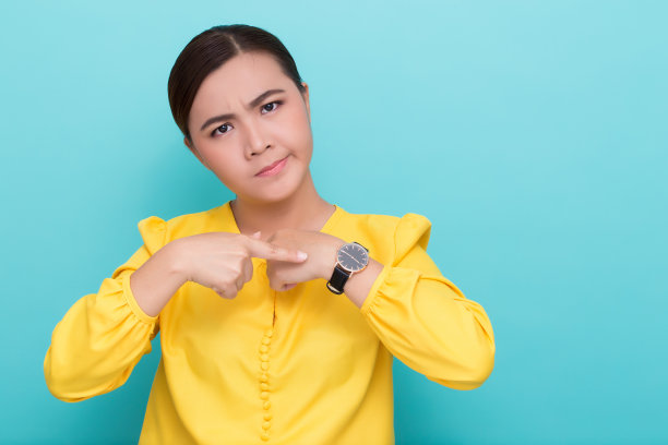 愤怒的女人看了看表图片下载