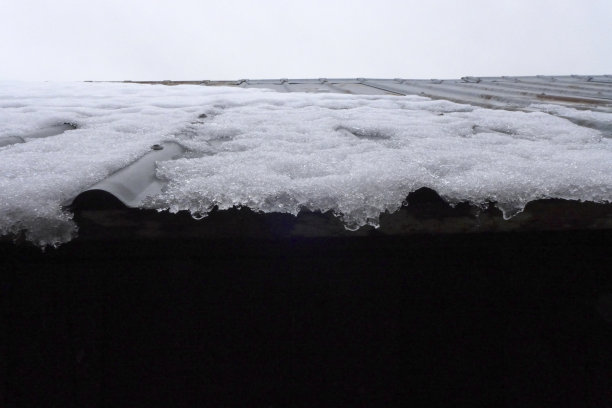 屋顶上正在融化的雪图片下载