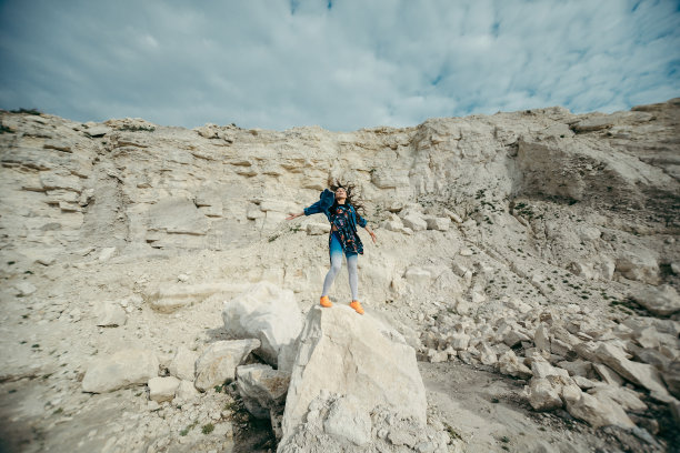 年轻女子穿着五颜六色的衣服摆姿势跳舞图片下载