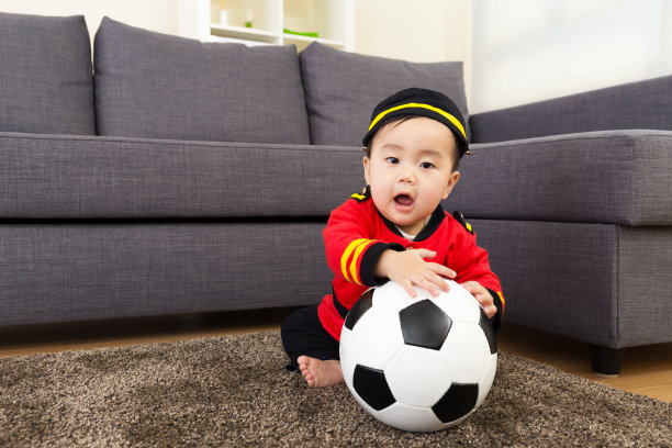 小男孩在玩足球图片下载