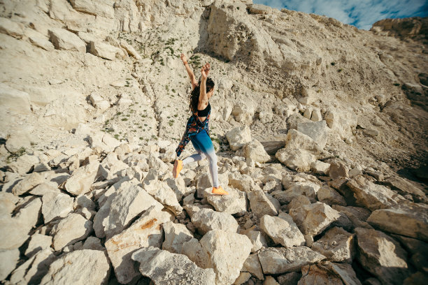 年轻女子穿着五颜六色的衣服摆姿势跳舞图片下载