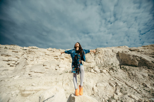 年轻女子穿着五颜六色的衣服摆姿势跳舞图片下载