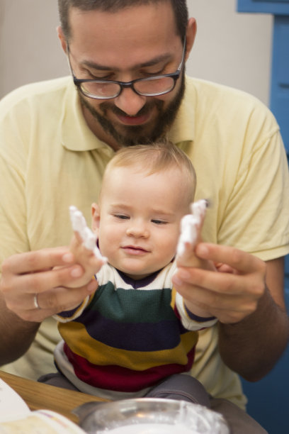 父亲帮助儿子手绘图片下载