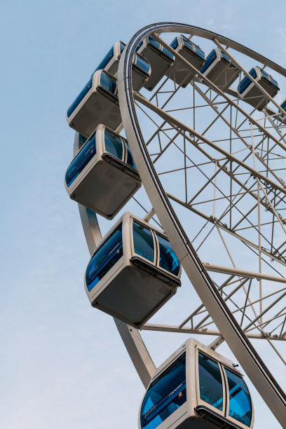 背景是摩天轮的小木屋和蓝天素材图片