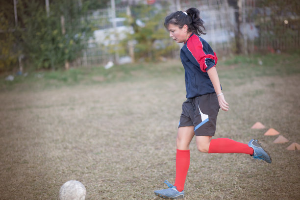 女足球运动员踢球图片下载